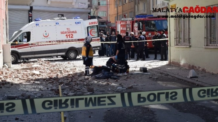 Malatya'da balkon duvarı çöktü: 1 ölü