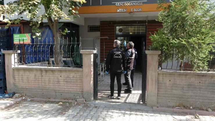 Balkondan düşen genç kız ağır yaralandı