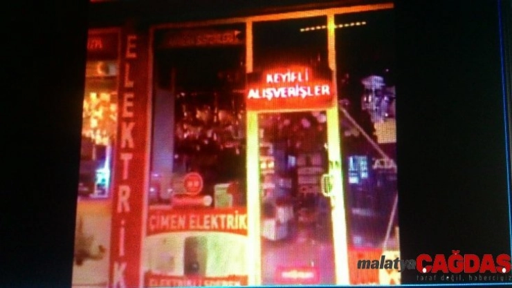 Malatya'da deprem anında bir iş yerindeki avizeler böyle görüntülendi