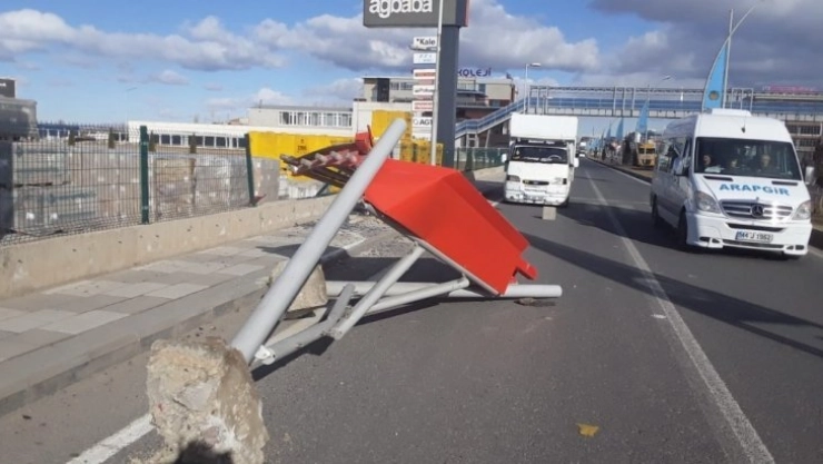 Malatya'da fırtına otobüs durağını yerinden söktü