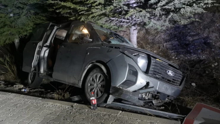 Hafif ticari araç refüje çarptı: 1 yaralı