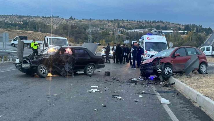 İki aracın çarpıştı kazada 3 kişi yaralandı