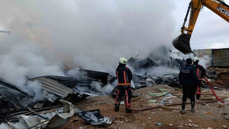 İnşaat işçilerinin kaldığı şantiyede yangın