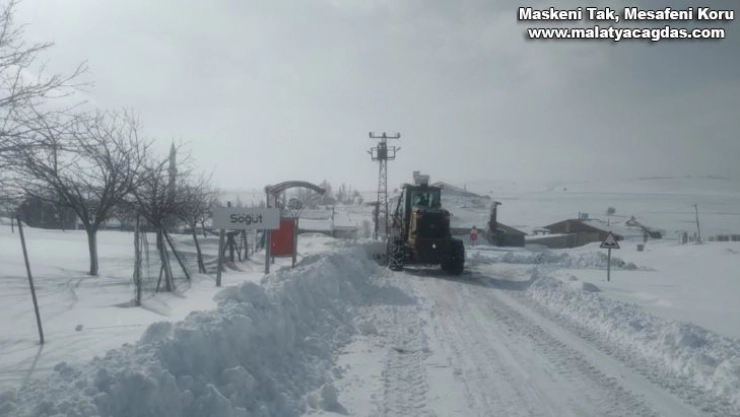698 mahalle yolunu ulaşıma açtı