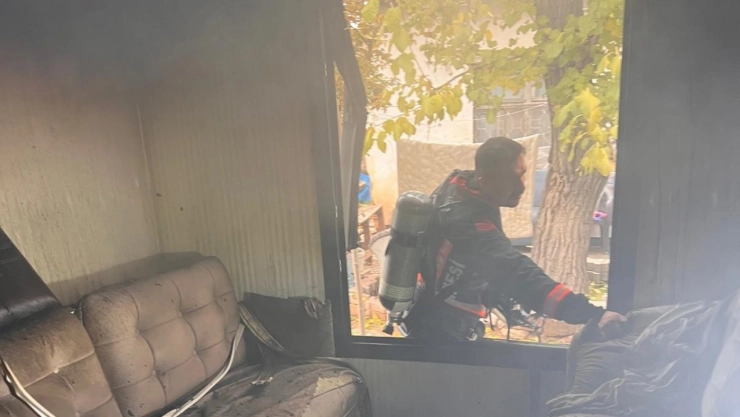 Ceren Sokak'ta Konteyner Yangını: İtfaiye Zamanında Yetişti