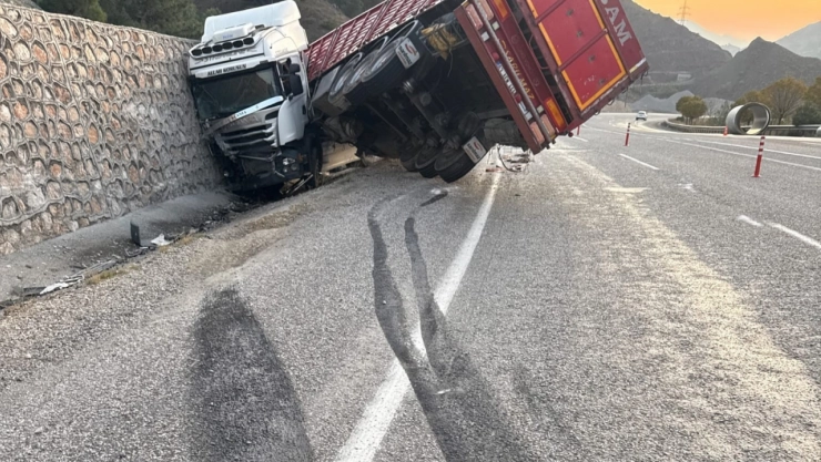 Kontrolden çıkan tır istinat duvarına çarptı: 1 yaralı