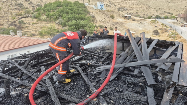 Malatya'da korkutan çatı yangını