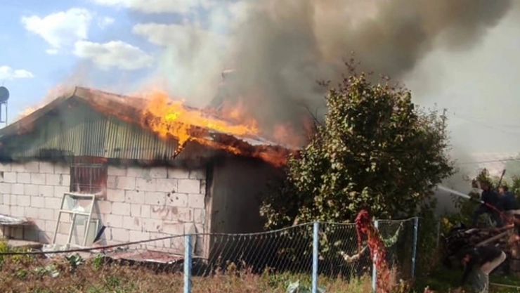 Malatya'da korkutan ev yangını