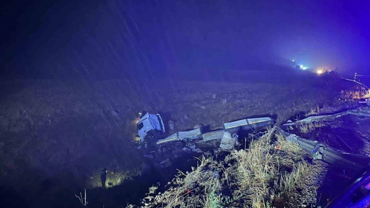 Şarampole devrilen çekicinin sürücüsü hayatını kaybetti