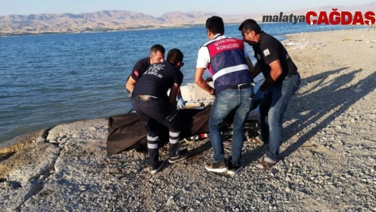 Serinlemek için baraja giren genç boğuldu