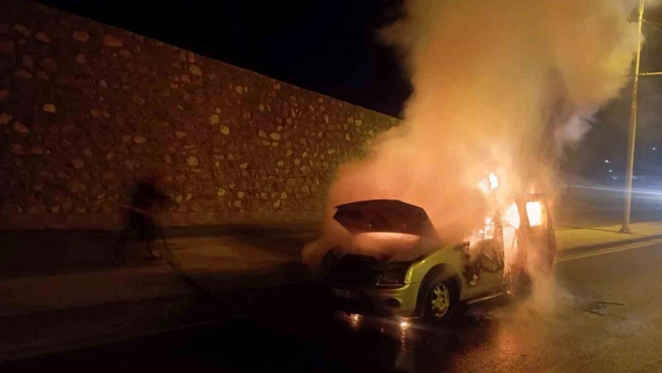 Seyir halindeki otomobil alev aldı