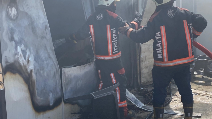 Malatya'da TOKİ şantiyesinde konteyner yangını