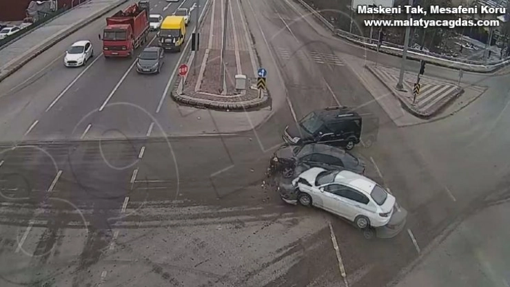 Trafik kazaları kameralara yansıdı