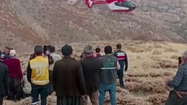 Uçuruma yuvarlanan şahsın helikopterle sevk anları kamerada