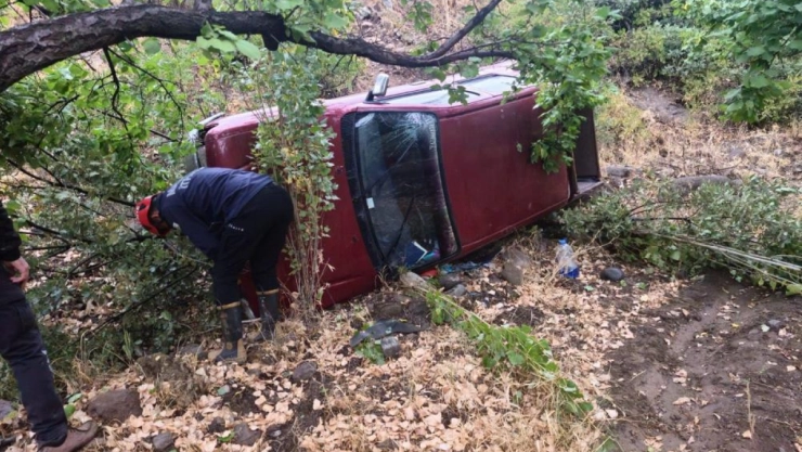 Malatya'da virajı alamayan pikap şarampole uçtu: 2 yaralı
