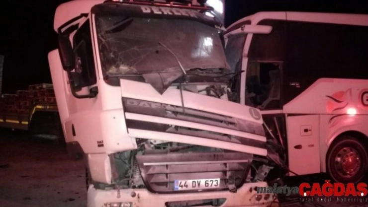 Malatya'da yolcu otobüsü ile kamyonet çarpıştı: 2 yaralı
