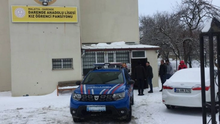 Malatya'da yolda kalan vatandaşlar yurtta ağırlanıyor