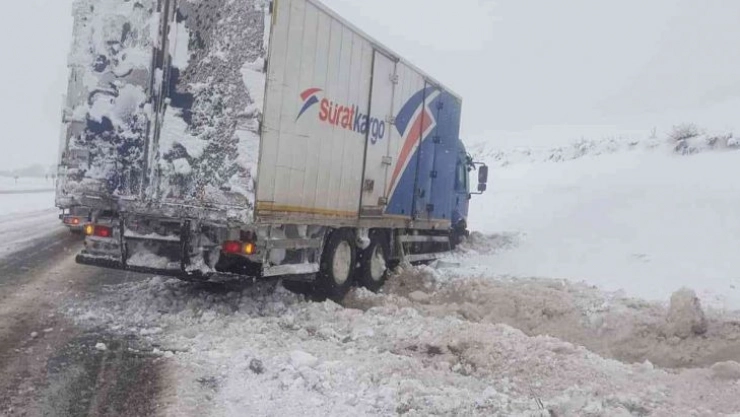 Malatya-Kayseri karayolunda kamyon ve tırlara kapatıldı
