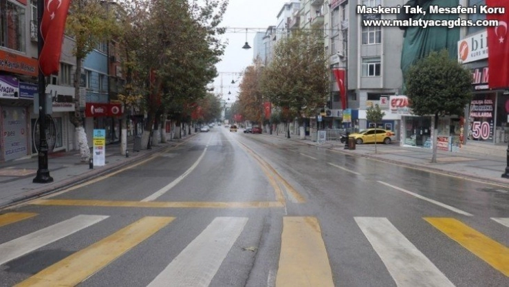 Sokağa çıkma kısıtlamasına uyuyor