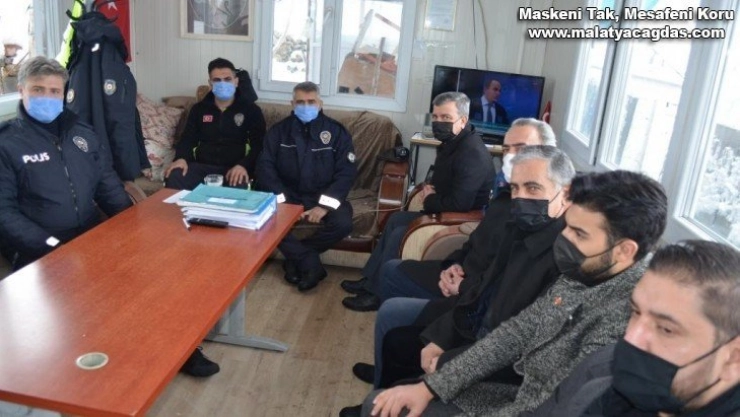 Malatya ve Van'da Denetim Yapan Polislere Tatlı İkramı