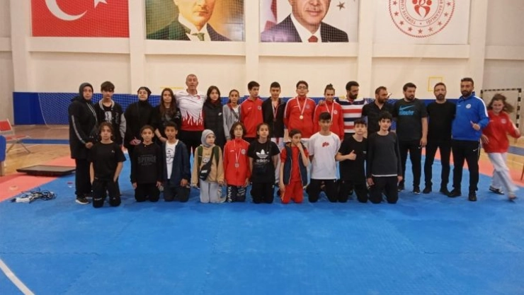 Tekvandocular madalyalarla döndü