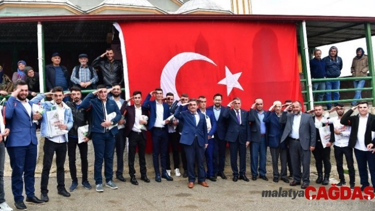 Mamak'ta 60 genç askere uğurladı