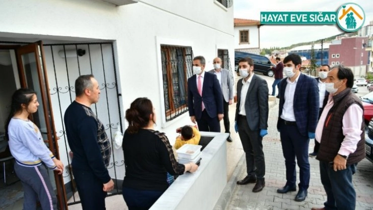 Mamak'ta gençlerden ailelere yemek dağıtımı