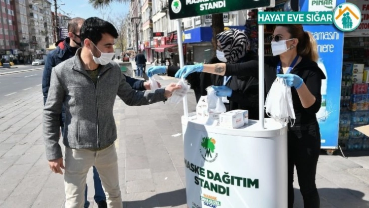 Mamak'ta yeni hafta maske dağıtımı ile başladı