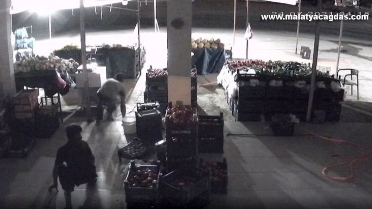 Manavdan hırsızlık anı güvenlik kamerasında