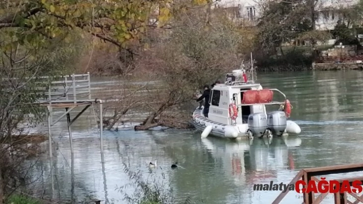 Manavgat Irmağı'nda ağaca takılı erkek cesedi bulundu