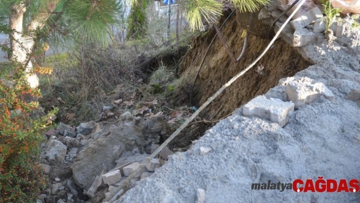 Manisa'da toprak kayması okulun bahçe duvarlarına zarar verdi
