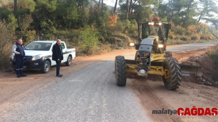 Manisa'da yol bakım çalışmaları devam ediyor