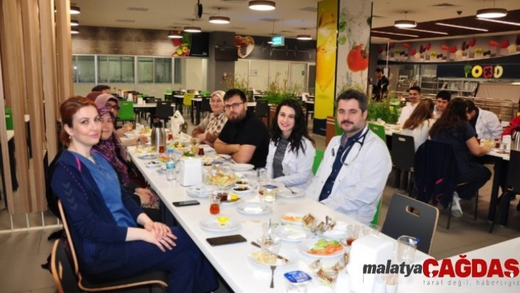 Manisa Şehir Hastanesi Obezite Merkezi danışanları kahvaltıda buluştu
