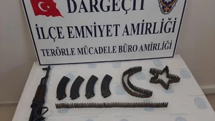 Mardin'de metruk binada teröristlere ait uzun namlulu silah ve mühimmat ele geçirildi