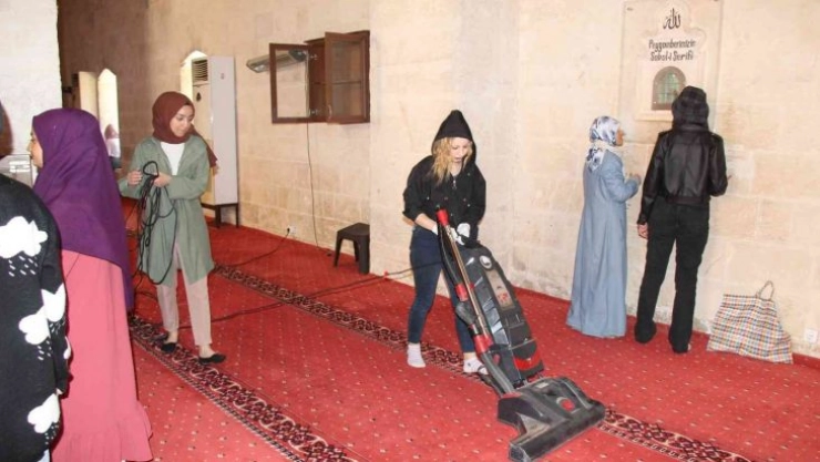 Mardin'de üniversite öğrencileri tarihi Ulu Cami'yi temizledi
