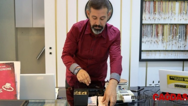 Masasının üstüne para bırakıyor, ihtiyacı olan alıp gidiyor