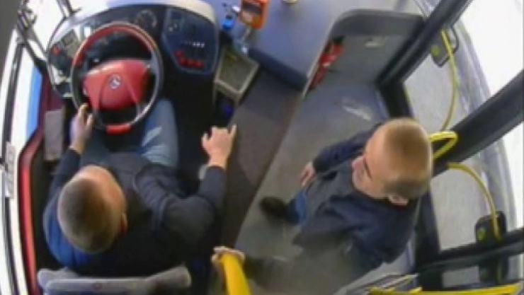 Maske takmamakta direnen vatandaşı otobüsten indirdi