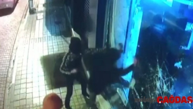 Maskeli hırsızlar güvenlik kamerasına yakalandı