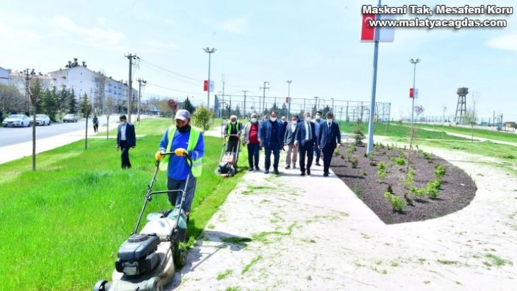 Çınar, park ve yeşillendirme hizmetlerini inceledi