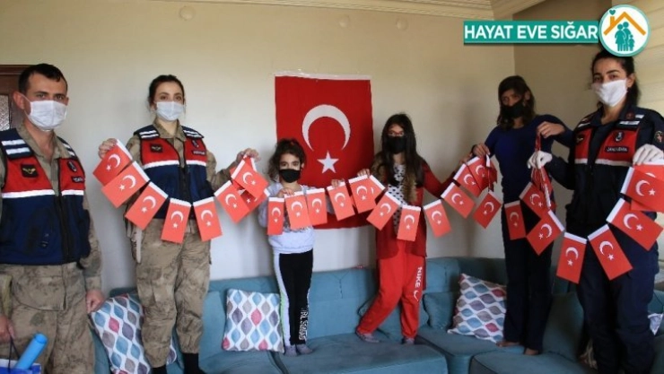 Mehmetçik, Hatice'nin Türk bayrağı talebi için seferber oldu