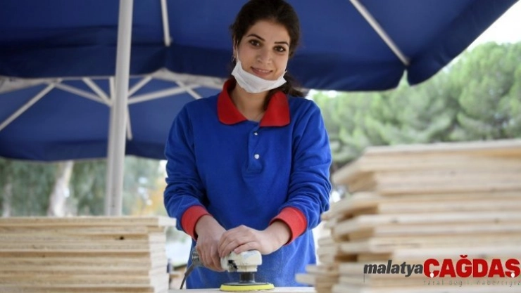 Mersin Büyükşehir Belediyesinin kadın marangozu