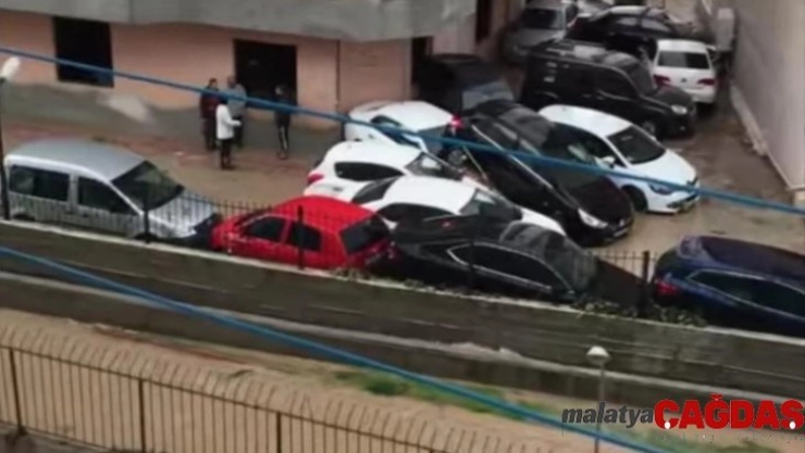 Mersin'de sel suları araçları sürükledi