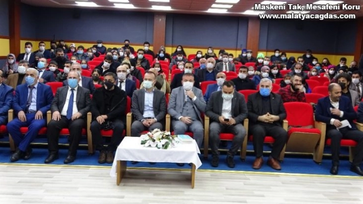 Mersinli yazar, kitabının geliriyle Ağrılı öğrencilere tablet hediye etti