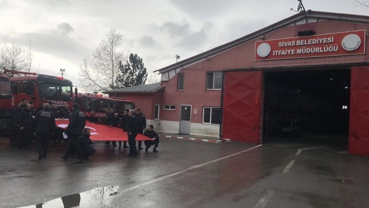 Meslektaşları itfaiye erleri için dua etti