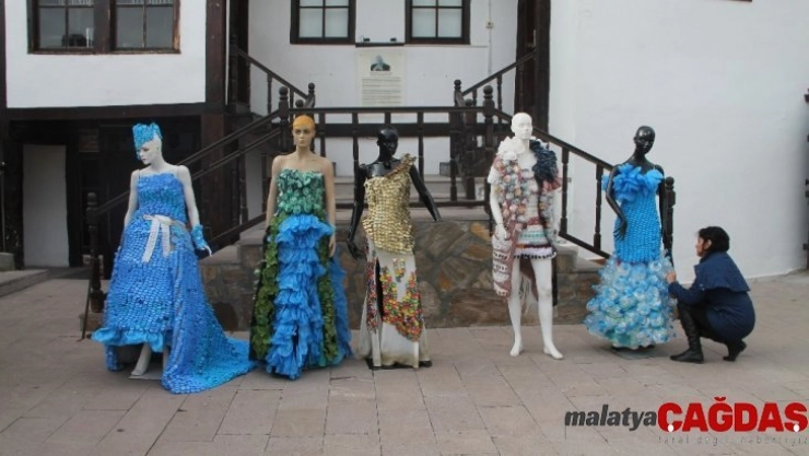 Metal kapak, kullanılmış galoş ve pet şişelerden elbiseler yaptı