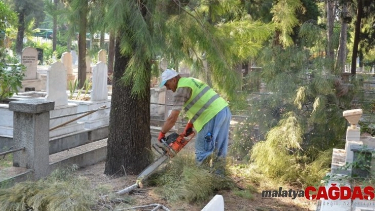 Mezarlıktaki bakım çalışmaları sürüyor