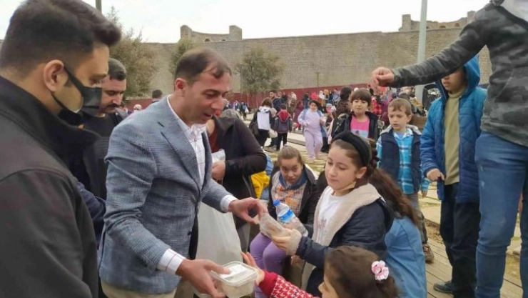 MHP Diyarbakır İl Başkanlığı vatandaşa 10 bin adet kandil simidi dağıttı