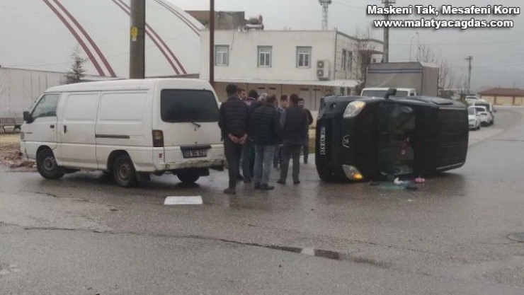 Midibüs ile çarpışan hafif ticari araç devrildi: 1 yaralı