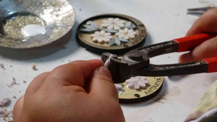 Mikro mozaikler takı ve çantalarda hayat buluyor