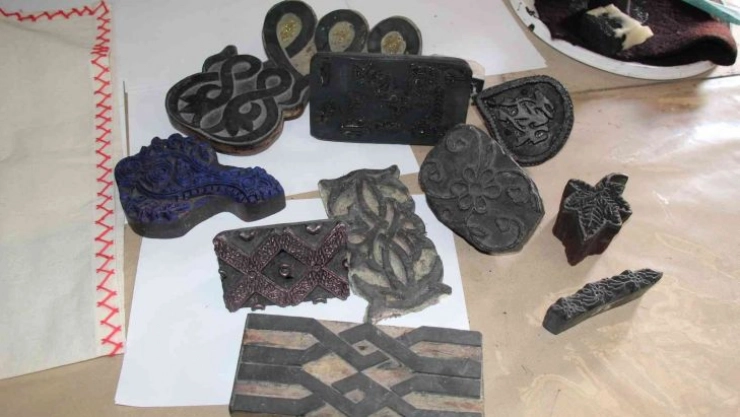 Milattan önceye dayanan kök boya ve dek sanatı kumaşların üzerinde yaşatılıyor